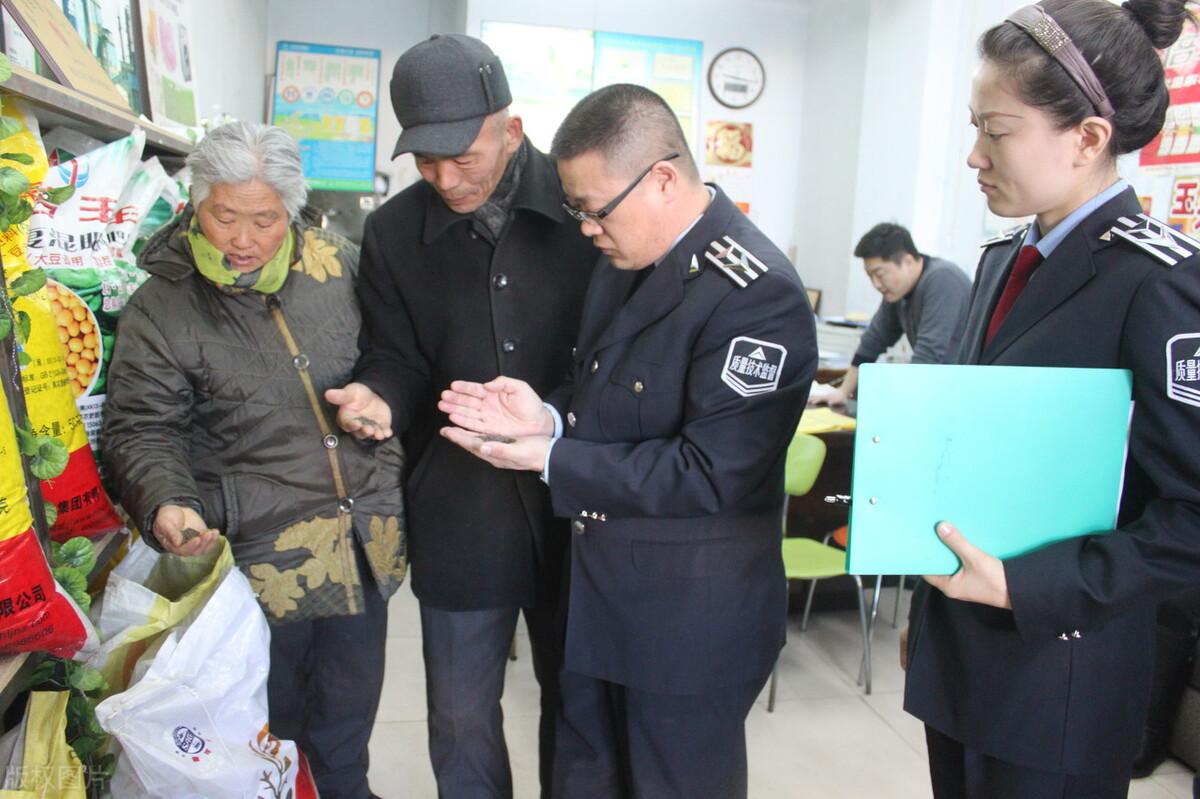 尿素市场价格动态更新，小明的农资之旅与友情故事中的最新行情