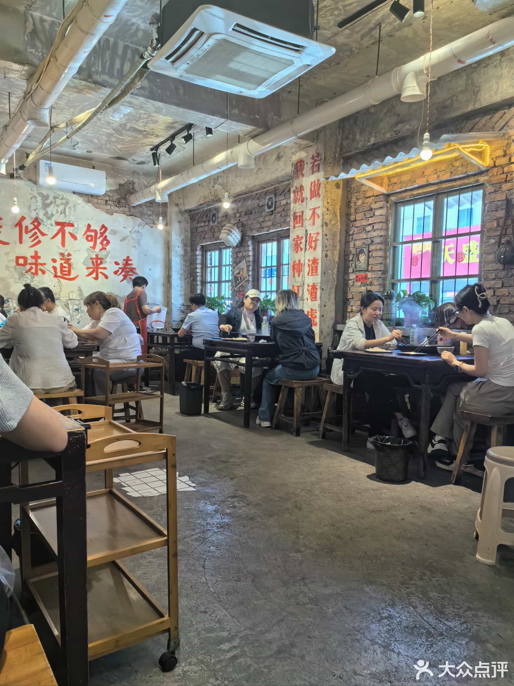 特朗普最新消息关注中国动态与巷弄深处的特色小店探秘
